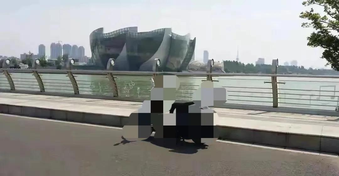 TF1h2qm1WYs343yS.jpg